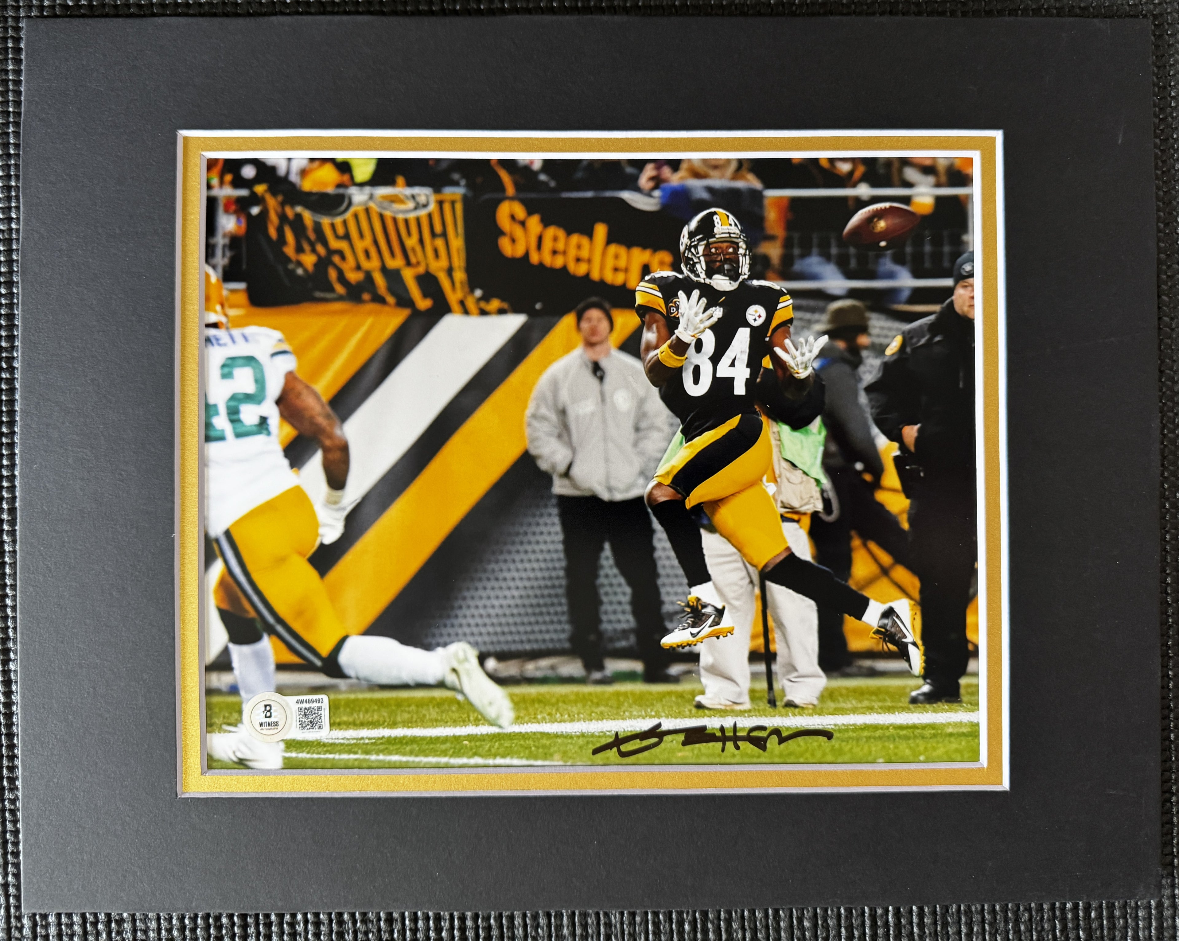 Antonio Brown Steelers Reception Autographed  8x10 photo Beckett/W in 11x14 matte